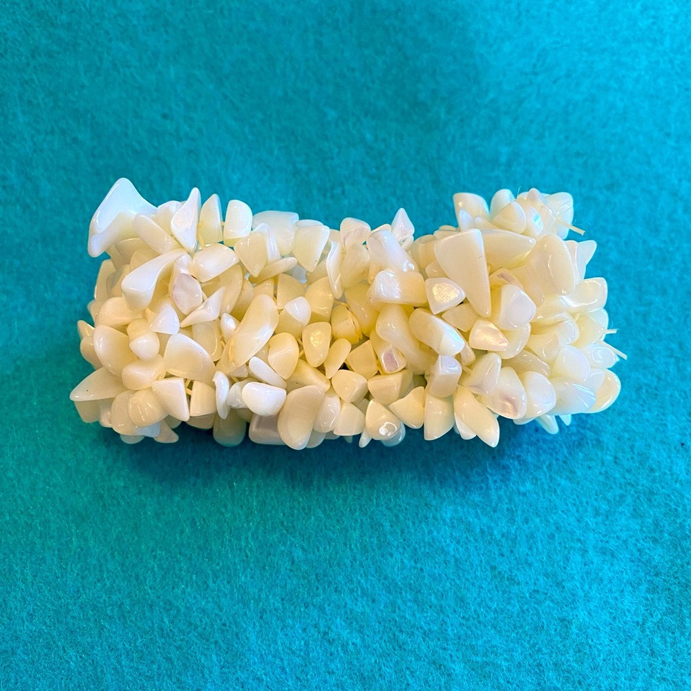 Mother of pearl chip stretch bracelet